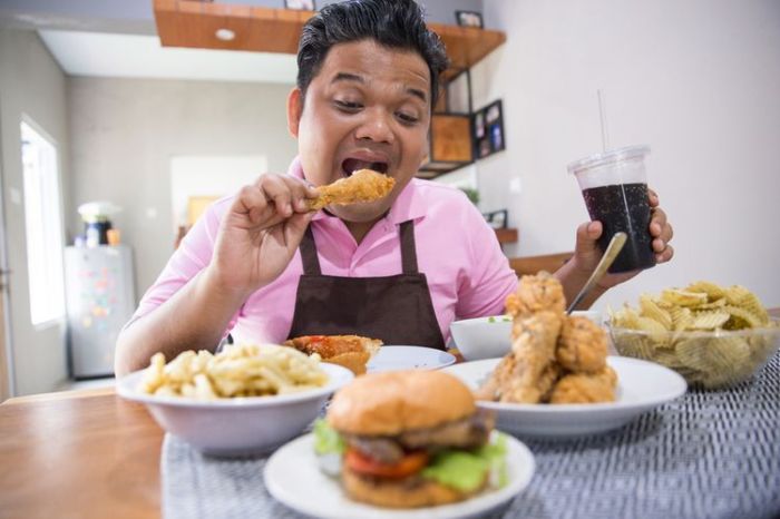 Tips Menghindari Makan Berlebihan Saat Stres