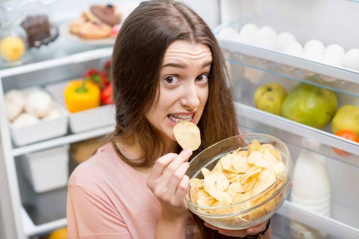 Tips Menghindari Makan Berlebihan Saat Stres