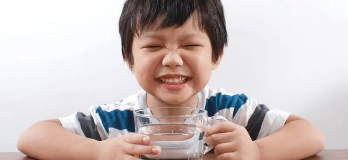 Cek Fakta: Benarkah Minum Air Dingin Picu Sakit Kepala?