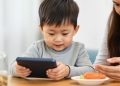 Anak Makan Sambil Nonton Tidak Baik untuk Tumbuh Kembang Menurut Dokter