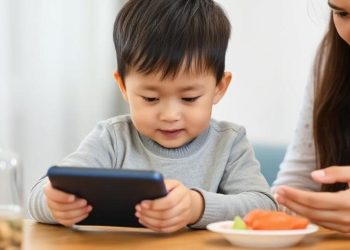 Anak Makan Sambil Nonton Tidak Baik untuk Tumbuh Kembang Menurut Dokter