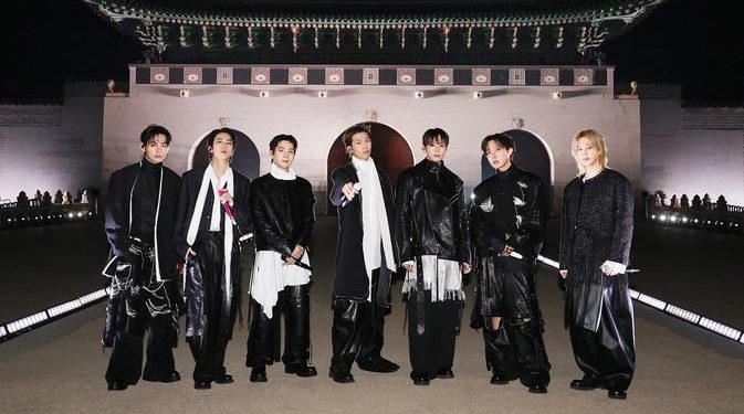 RM BTS Hadir di Konser Arirang, Ikuti Saran Dokter Batasi Gerak Setelah Cedera Ankle