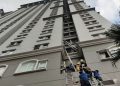 Evakuasi Korban Kebakaran Apartemen di Jakarta Barat Masih Berlanjut