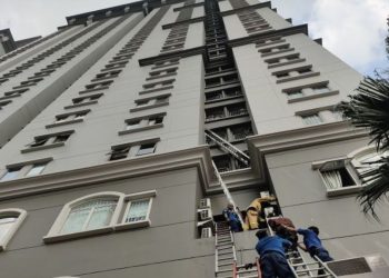 Evakuasi Korban Kebakaran Apartemen di Jakarta Barat Masih Berlanjut
