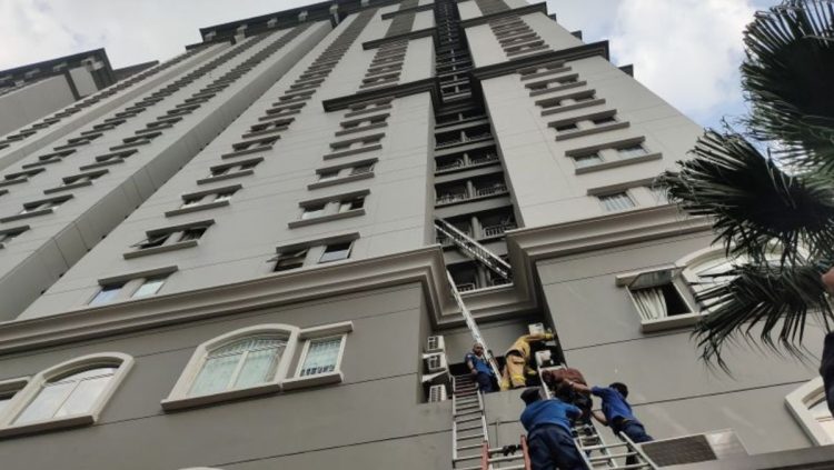 Evakuasi Korban Kebakaran Apartemen di Jakarta Barat Masih Berlanjut