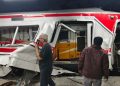 Gerbong KRL Ringsek Setelah Ditabrak di Stasiun Bekasi Timur