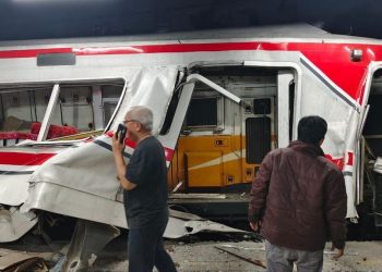 Gerbong KRL Ringsek Setelah Ditabrak di Stasiun Bekasi Timur