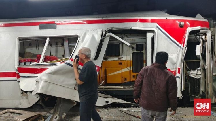 Gerbong KRL Ringsek Setelah Ditabrak di Stasiun Bekasi Timur
