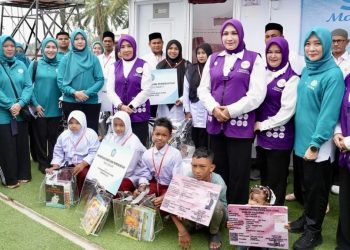 Ketum Posyandu Ajak Senam Sehat dan Salurkan Bantuan untuk Warga Huntara Aceh