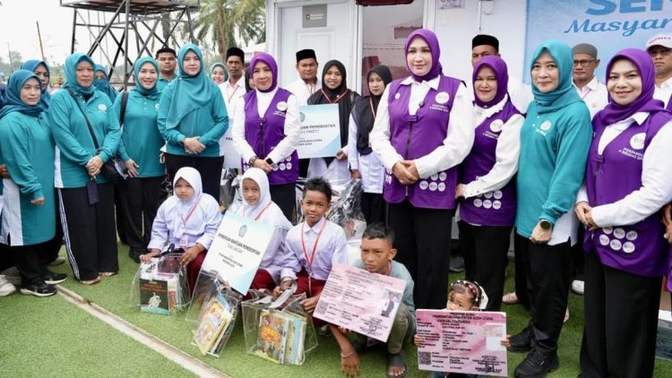 Ketum Posyandu Ajak Senam Sehat dan Salurkan Bantuan untuk Warga Huntara Aceh