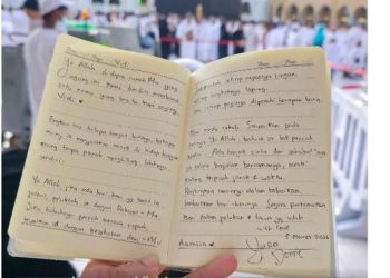 Doa untuk Vidi Aldiano di Depan Kabah: Peluklah Ia dengan RahmatMu