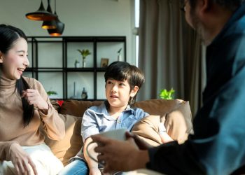 Cegah Sejak Dini, Cara Mendidik Anak Laki-laki untuk Hindari Pelecehan Verbal