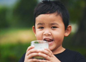 Jarak Minum Susu dan Makan yang Dekat Ganggu Penyerapan Zat Besi