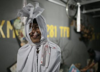 Polisi Menanggapi Viral Pocong Duduk di Teras Warga Depok