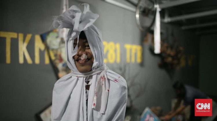 Polisi Menanggapi Viral Pocong Duduk di Teras Warga Depok