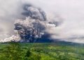 Gunung Semeru Erupsi Muntahkan Awan Panas dan Guguran Sabtu Malam