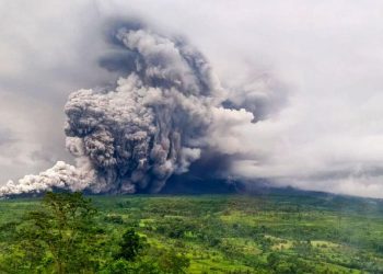 Gunung Semeru Erupsi Muntahkan Awan Panas dan Guguran Sabtu Malam