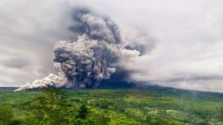 Gunung Semeru Erupsi Muntahkan Awan Panas dan Guguran Sabtu Malam