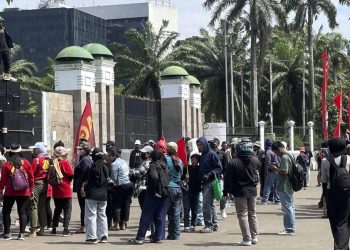 Massa Buruh Memadati Gedung DPR Sementara Arus Lalu Lintas Masih Lancar