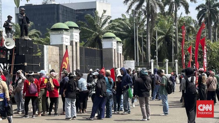 Massa Buruh Memadati Gedung DPR Sementara Arus Lalu Lintas Masih Lancar