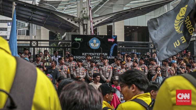 Demo Hardiknas, Mahasiswa Protes di Kementerian Pendidikan dan Teknologi