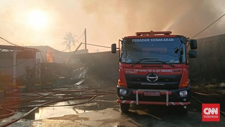 Pabrik Sumpit dan Gudang Paket Online di Tangerang Terbakar Habis