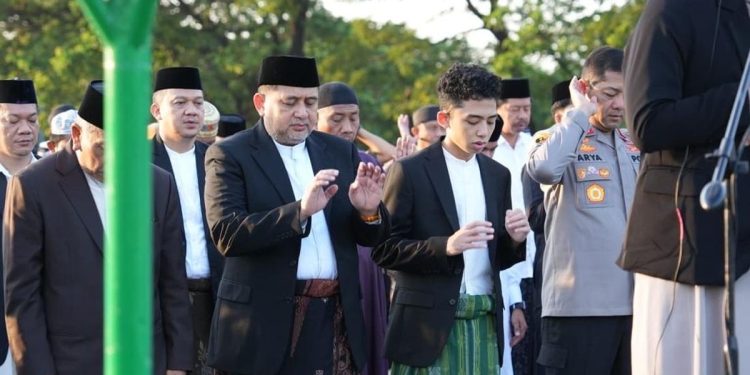 Pimpinan Kota Makassar Bersama Warga Salat Iduladha di Karebosi