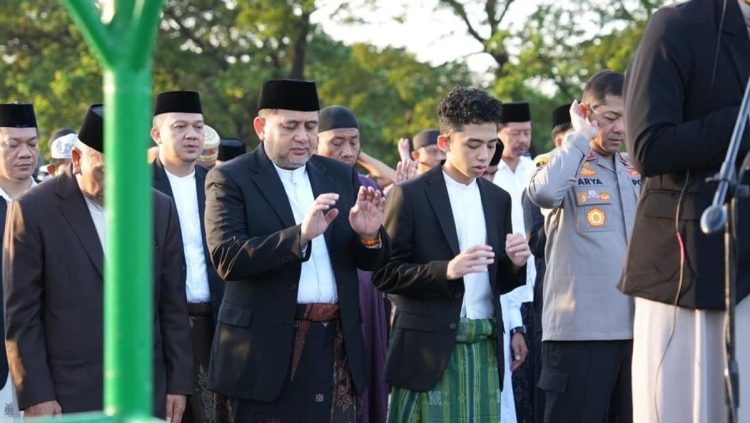 Pimpinan Kota Makassar Bersama Warga Salat Iduladha di Karebosi