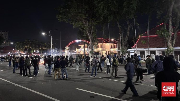 Polisi Tangkap Belasan Orang dalam Aksi Massa Sipil di Surabaya
