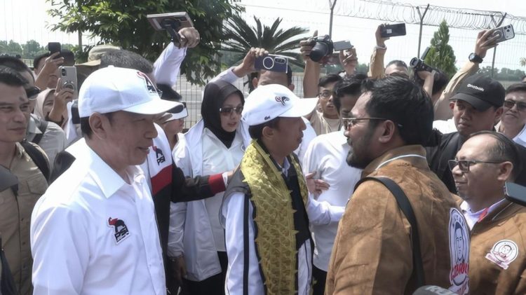 Ratusan Relawan Menyambut Jokowi di Bandara Raden Inten Lampung