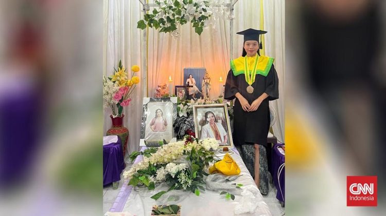 Adik Wisuda Raih Gelar Dokter di Tengah Duka