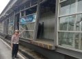 Halte TransJakarta Tebet Eco Park Terluka Akibat Ditabrak Truk Pelaku Melarikan Diri