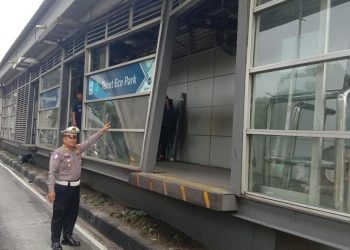 Halte TransJakarta Tebet Eco Park Terluka Akibat Ditabrak Truk Pelaku Melarikan Diri