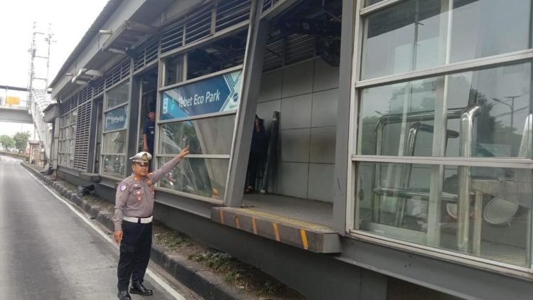 Halte TransJakarta Tebet Eco Park Terluka Akibat Ditabrak Truk Pelaku Melarikan Diri