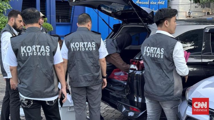 Geledah Kafe Sidoarjo Terkait Kasus Korupsi Impor HP Seken