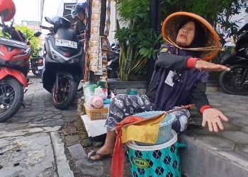 Nenek Jukir Terima Hadiah Umrah Setelah Gagalkan Pencurian Uang Rp3,6 Miliar