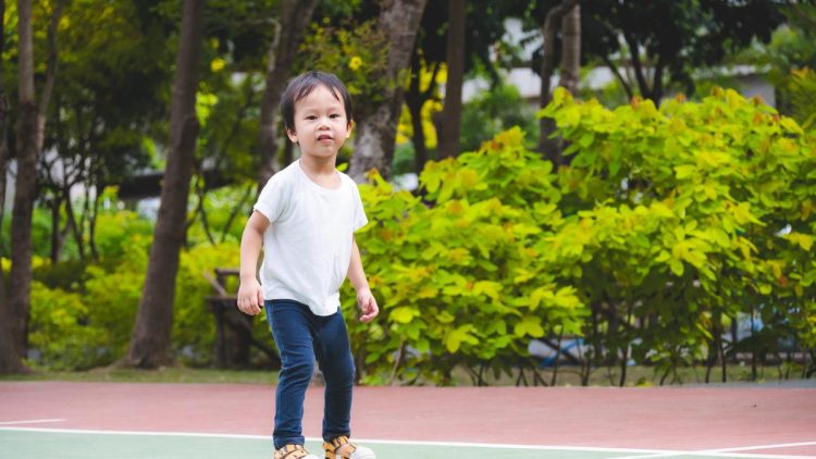 Pilih Sepatu dan Sandal Anak yang Tepat untuk Mendukung Tumbuh Kembang Kaki