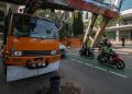 Truk Crane Tersangkut di JPO Tendean Berhasil Dievakuasi