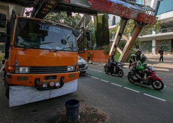 Truk Crane Tersangkut di JPO Tendean Berhasil Dievakuasi
