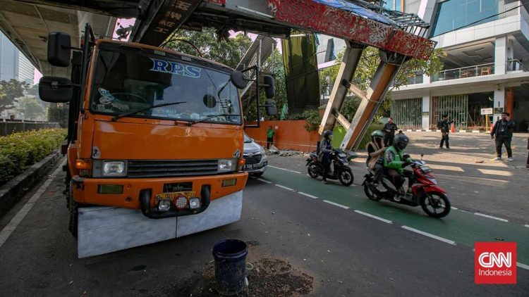 Truk Crane Tersangkut di JPO Tendean Berhasil Dievakuasi