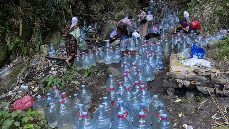 Warga Berjuang Mencari Air Bersih di Cilegon