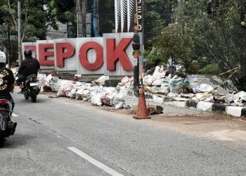 Pemotor Angkuh Mengaku Tentara saat Ditegur Invasif di Trotoar Depok