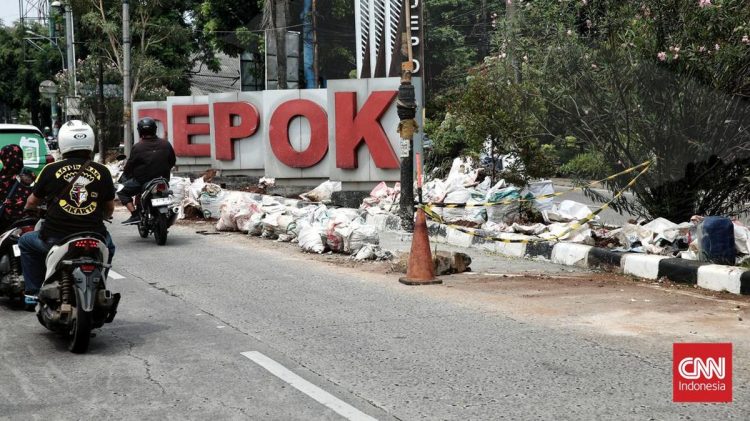 Pemotor Angkuh Mengaku Tentara saat Ditegur Invasif di Trotoar Depok