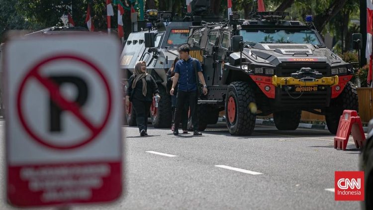 Rantis Brimob Menjaga Keamanan di Polda Metro Jaya