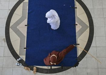 Pasangan di Aceh Dihukum Cambuk Akibat Asusila Saat Siaran Langsung