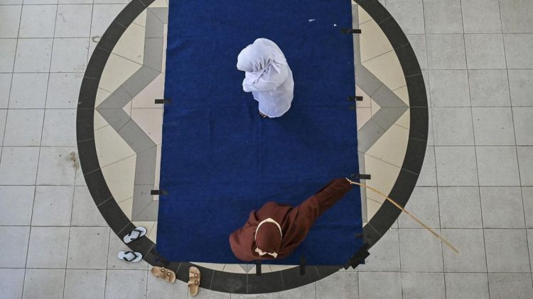 Pasangan di Aceh Dihukum Cambuk Akibat Asusila Saat Siaran Langsung