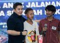 Seskab Teddy Diterima Siswa SR Melalui Puisi ‘Dari Jalanan Menuju Harapan’