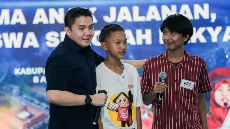 Seskab Teddy Diterima Siswa SR Melalui Puisi ‘Dari Jalanan Menuju Harapan’
