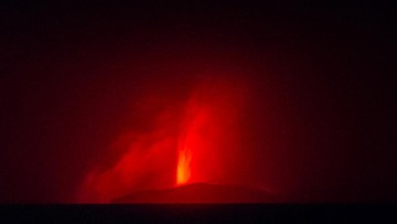 Lava Pijar yang Dimuntahkan Gunung Anak Krakatau dalam Foto