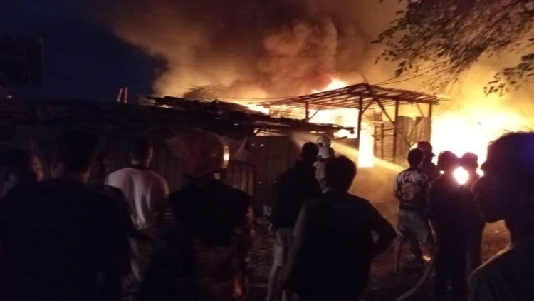 Bedeng dan Gudang Rongsokan di Denpasar Terbakar pada Malam Senin